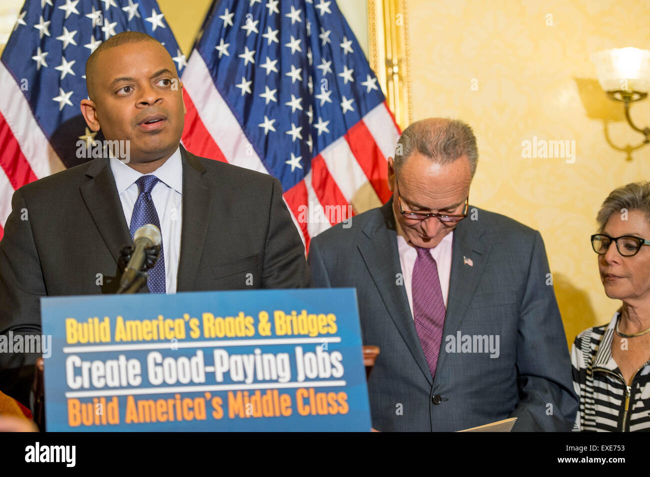 Washington DC, USA. 09 juillet 2015. Le secrétaire des Transports Anthony Foxx rejoint par sénateurs démocrates appelle à une augmentation du financement pour le Highway Trust Fund au cours d'une conférence de presse le 9 juillet 2015 à Washington, DC. La fiducie verse des milliards de dollars pour réparer les routes, les ponts et les infrastructures dans tout le pays. Banque D'Images