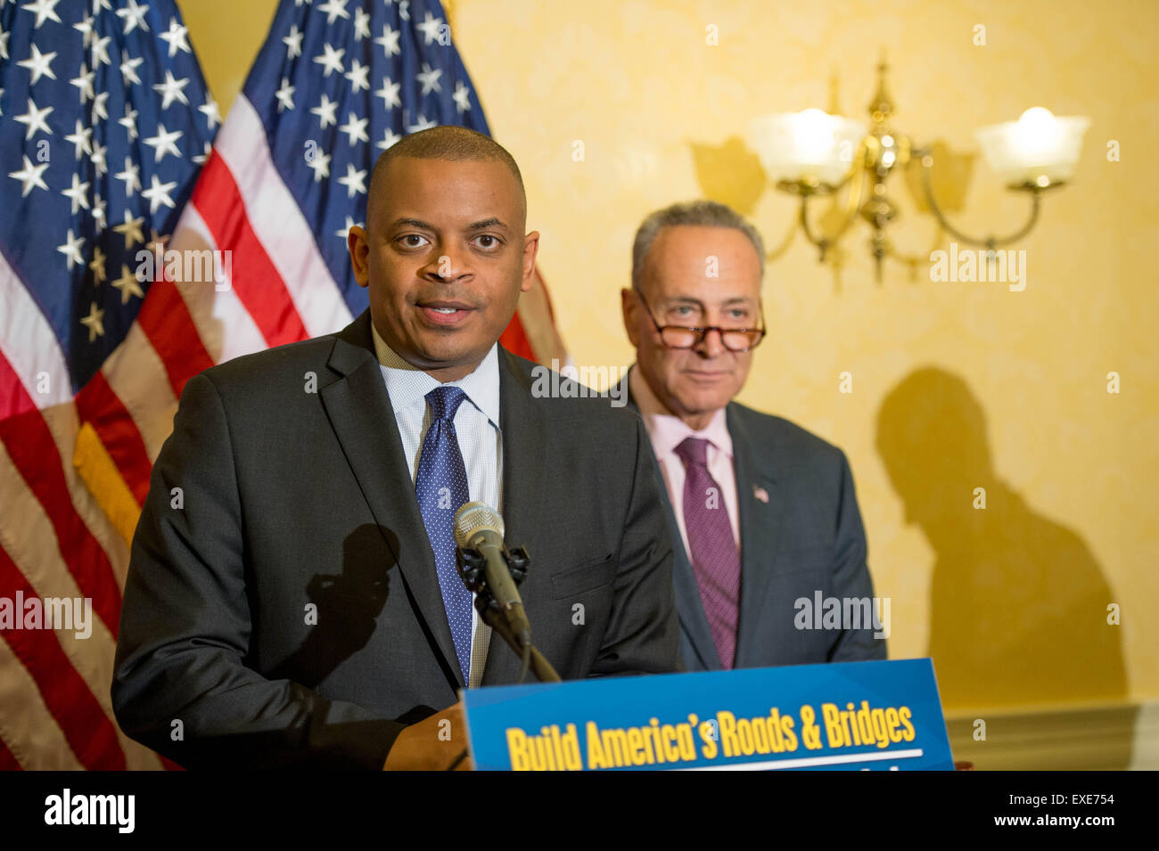 Washington DC, USA. 09 juillet 2015. Le secrétaire des Transports Anthony Foxx rejoint par sénateurs démocrates appelle à une augmentation du financement pour le Highway Trust Fund au cours d'une conférence de presse le 9 juillet 2015 à Washington, DC. La fiducie verse des milliards de dollars pour réparer les routes, les ponts et les infrastructures dans tout le pays. Banque D'Images