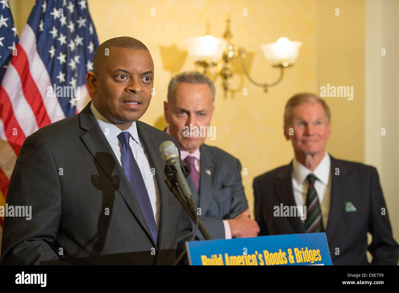 Washington DC, USA. 09 juillet 2015. Le secrétaire des Transports Anthony Foxx rejoint par sénateurs démocrates appelle à une augmentation du financement pour le Highway Trust Fund au cours d'une conférence de presse le 9 juillet 2015 à Washington, DC. La fiducie verse des milliards de dollars pour réparer les routes, les ponts et les infrastructures dans tout le pays. Banque D'Images