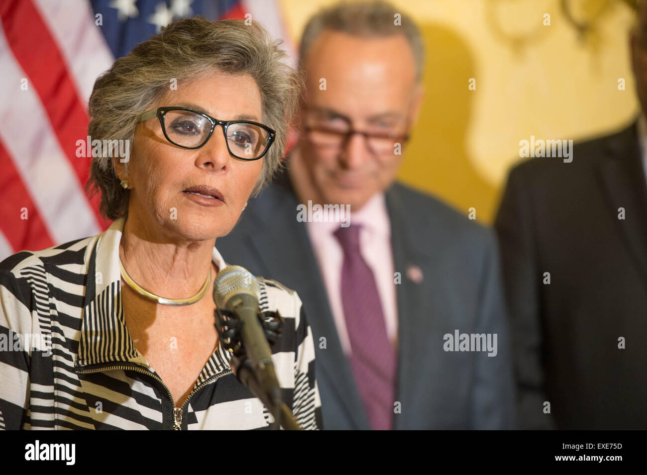 Washington DC, USA. 09 juillet 2015. La sénatrice Barbara Boxer nous rejoint par d'autres sénateurs démocrates appelle à l'adoption du Highway Trust Fund au cours d'une conférence de presse le 9 juillet 2015 à Washington, DC. Le Highway Trust Fonds verse des milliards aux gouvernements de l'état de réparer les routes, les ponts et les infrastructures dans tout le pays. Banque D'Images