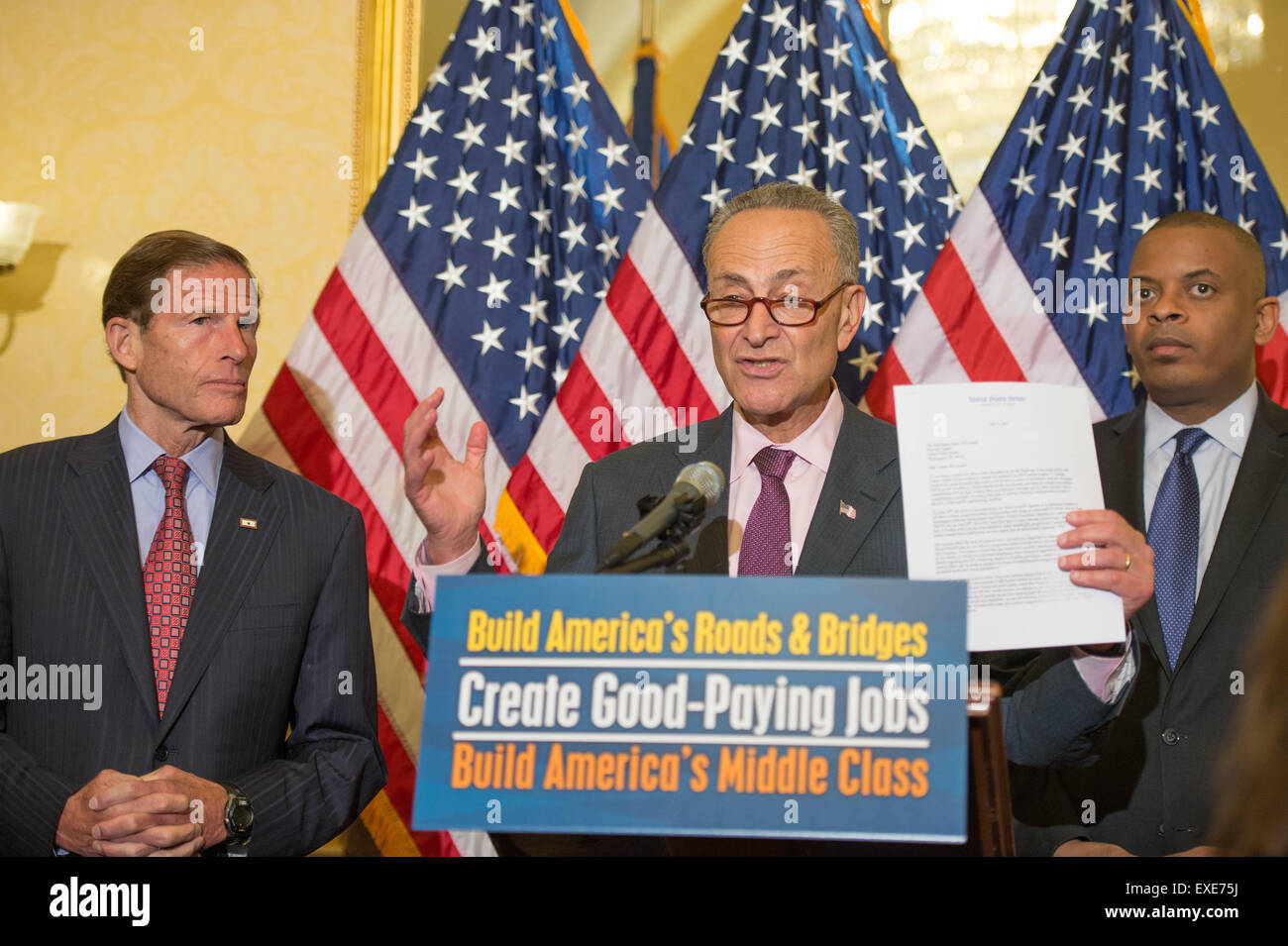 Le sénateur américain Chuck Schumer rejoint par d'autres sénateurs démocrates appelle à l'adoption du Highway Trust Fund au cours d'une conférence de presse le 9 juillet 2015 à Washington, DC. Le Highway Trust Fonds verse des milliards aux gouvernements de l'état de réparer les routes, les ponts et les infrastructures dans tout le pays. Banque D'Images