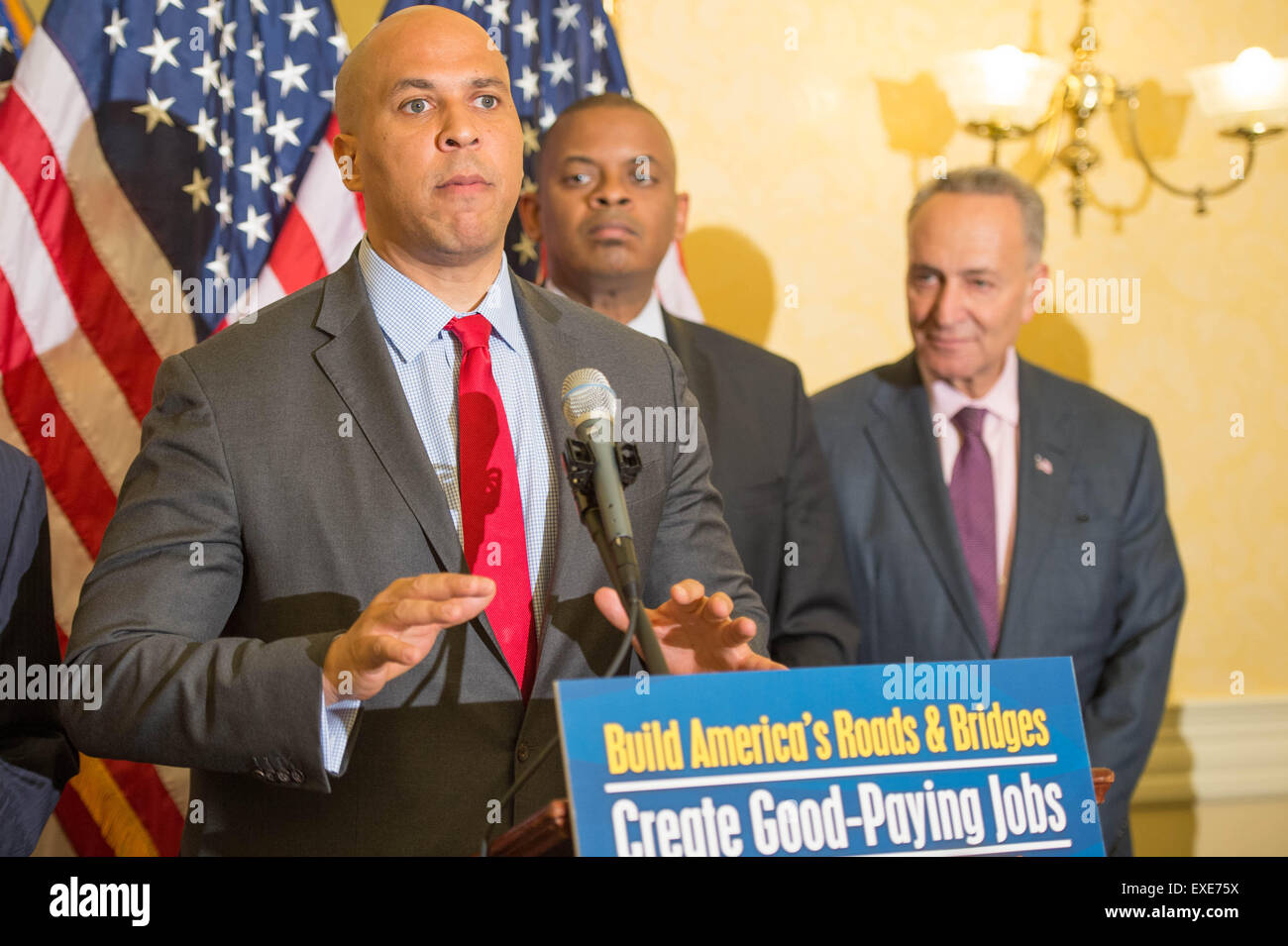 Washington DC, USA. 09 juillet 2015. Le sénateur américain Cory Booker, rejoint par d'autres sénateurs démocrates appelle à l'adoption du Highway Trust Fund au cours d'une conférence de presse le 9 juillet 2015 à Washington, DC. Le Highway Trust Fonds verse des milliards aux gouvernements de l'état de réparer les routes, les ponts et les infrastructures dans tout le pays. Banque D'Images