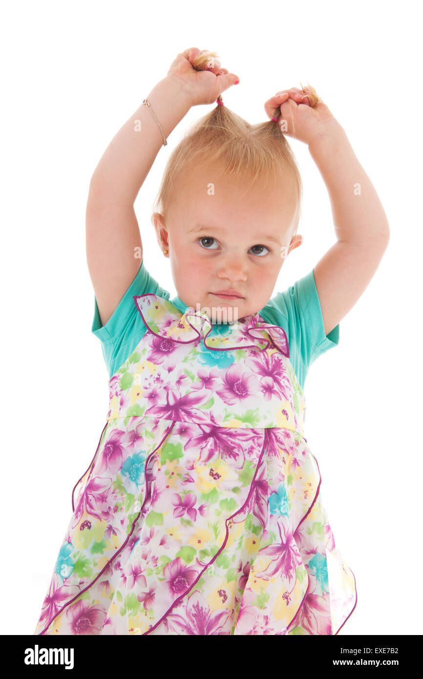 Portrait Bebe Fille Tirant La Couette En Tenue D Ete Isole Sur Fond Blanc Photo Stock Alamy