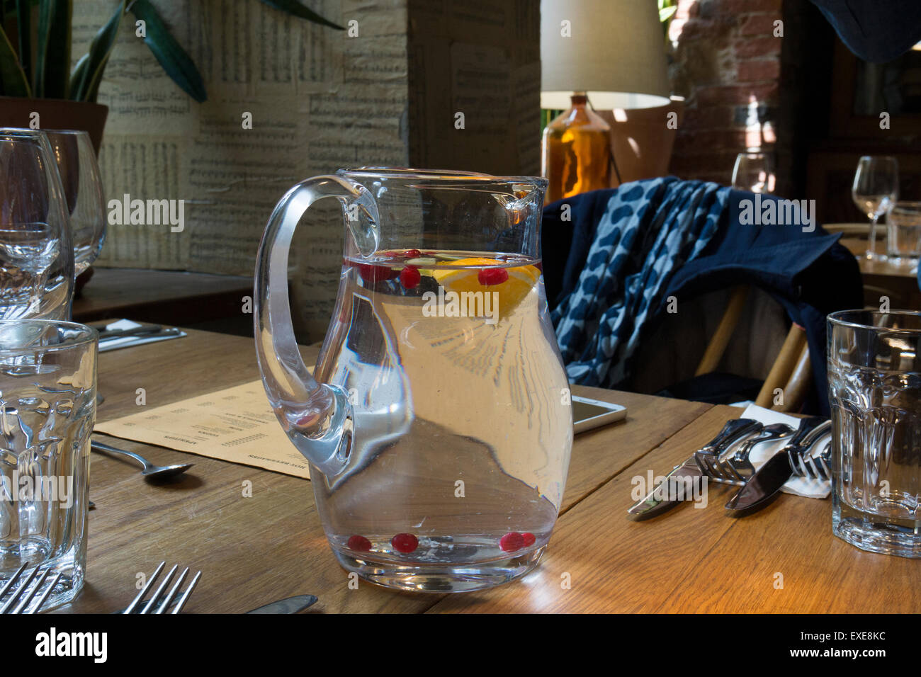 Un pichet d'eau aromatisé aux fruits frais dans un restaurant appelé Rataskaevu 16 à Tallinn, Estonie, la vieille ville. Banque D'Images