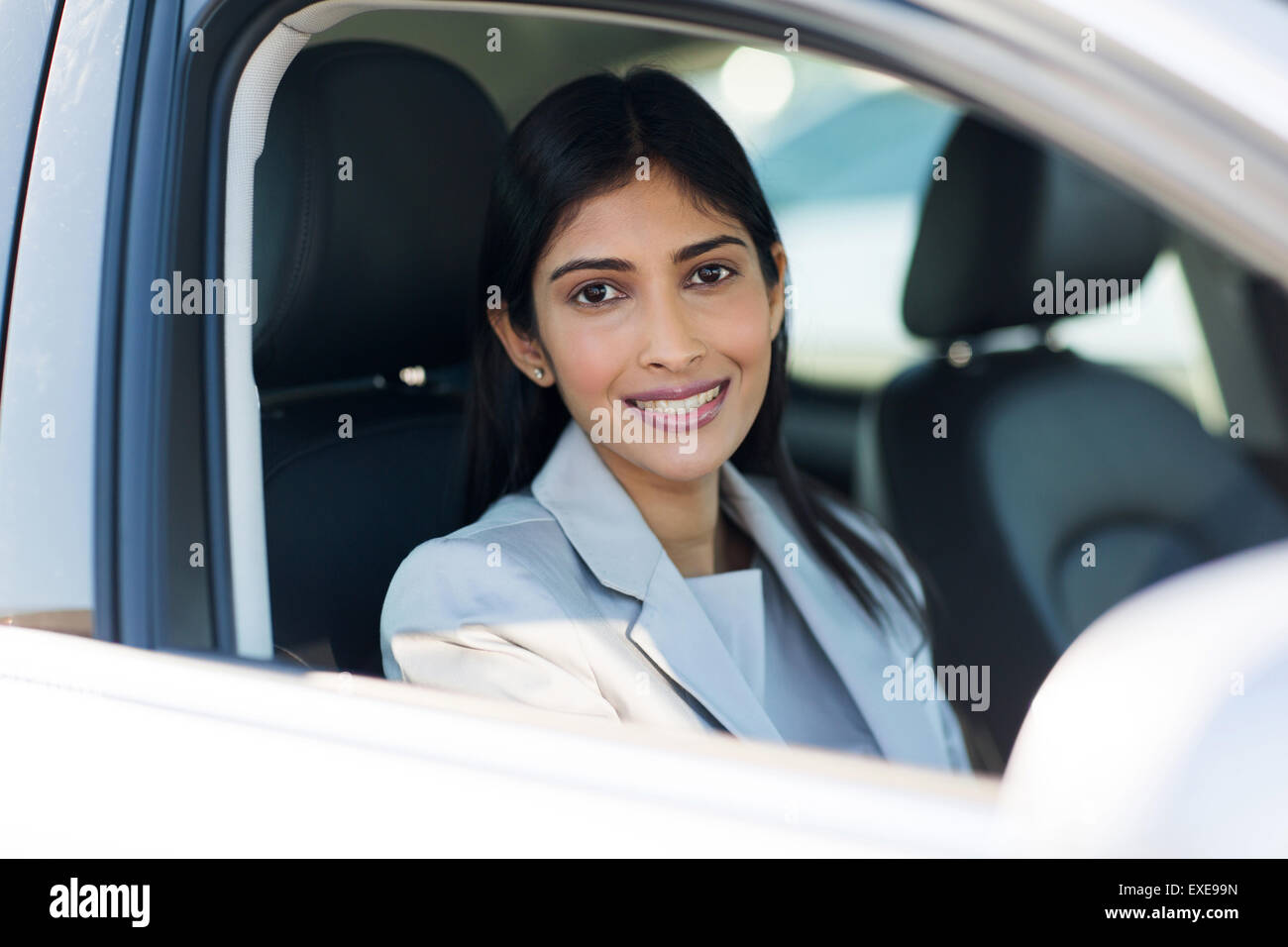 Jolie femme indienne à l'intérieur d'une voiture Banque D'Images