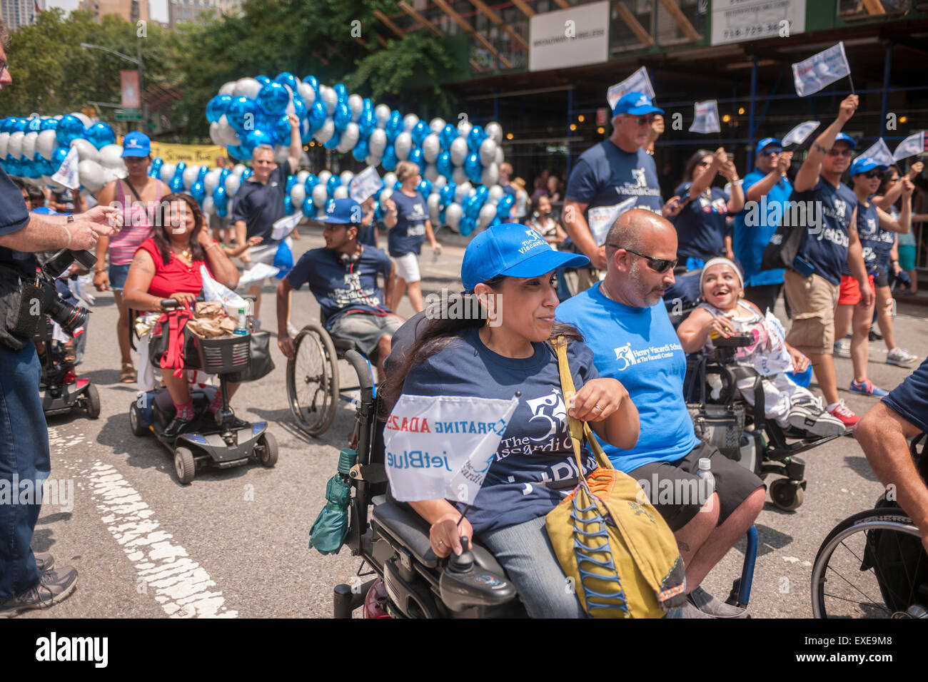 New York, USA. 12 juillet, 2015. Les personnes handicapées et leurs partisans sur Broadway mars de Madison Square Park, à New York, pour la première invalidité annuel Pride Parade le dimanche, Juillet 12, 2015 célébrer le 25e anniversaire de la signature de l'Americans with Disabilities Act (ADA). L'ADA a veillé à l'accessibilité à la mobilité et supprimé les obstacles à l'emploi, de transport, d'hébergement, les services publics et les télécommunications. Crédit : Richard Levine/Alamy Live News Banque D'Images