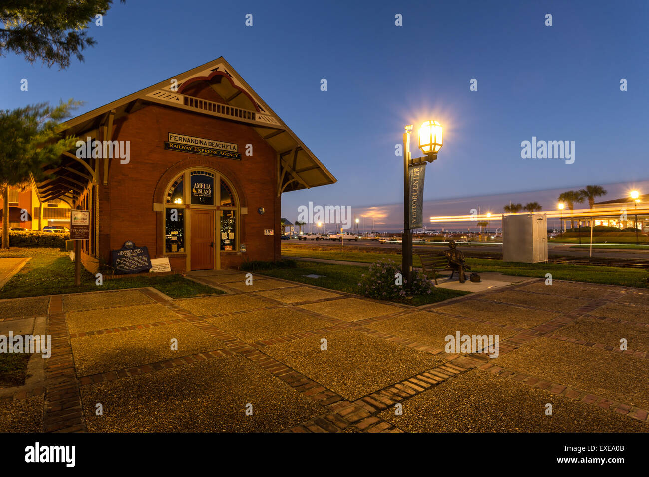 Crépuscule d'une longue exposition photo de l'ancienne gare Fernandina avec un train qui passe. Banque D'Images
