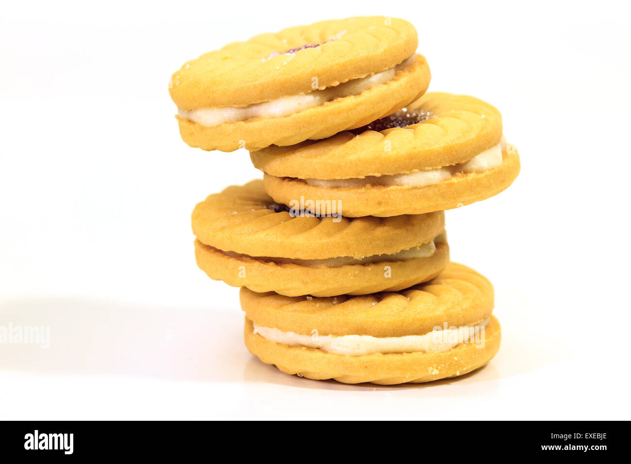 Biscuits sandwich avec de la crème sur fond blanc Banque D'Images