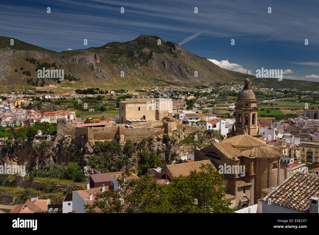Église de l'Incarnation avec l'Alcazaba et mauresque Gorda Pic à Loja Grenade Espagne Banque D'Images
