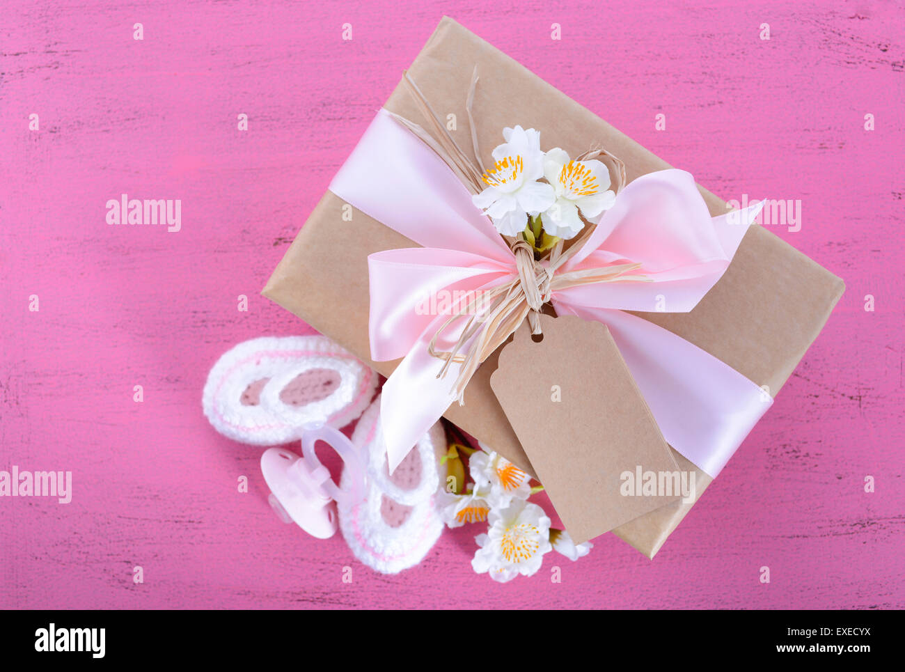 Sa Douche De Bebe Fille Un Cadeau Enveloppement Naturel Avec Boite Cadeau Chaussons Pour Bebe Et Mannequin Sur Shabby Chic Rose Table Rustique En Bois Photo Stock Alamy