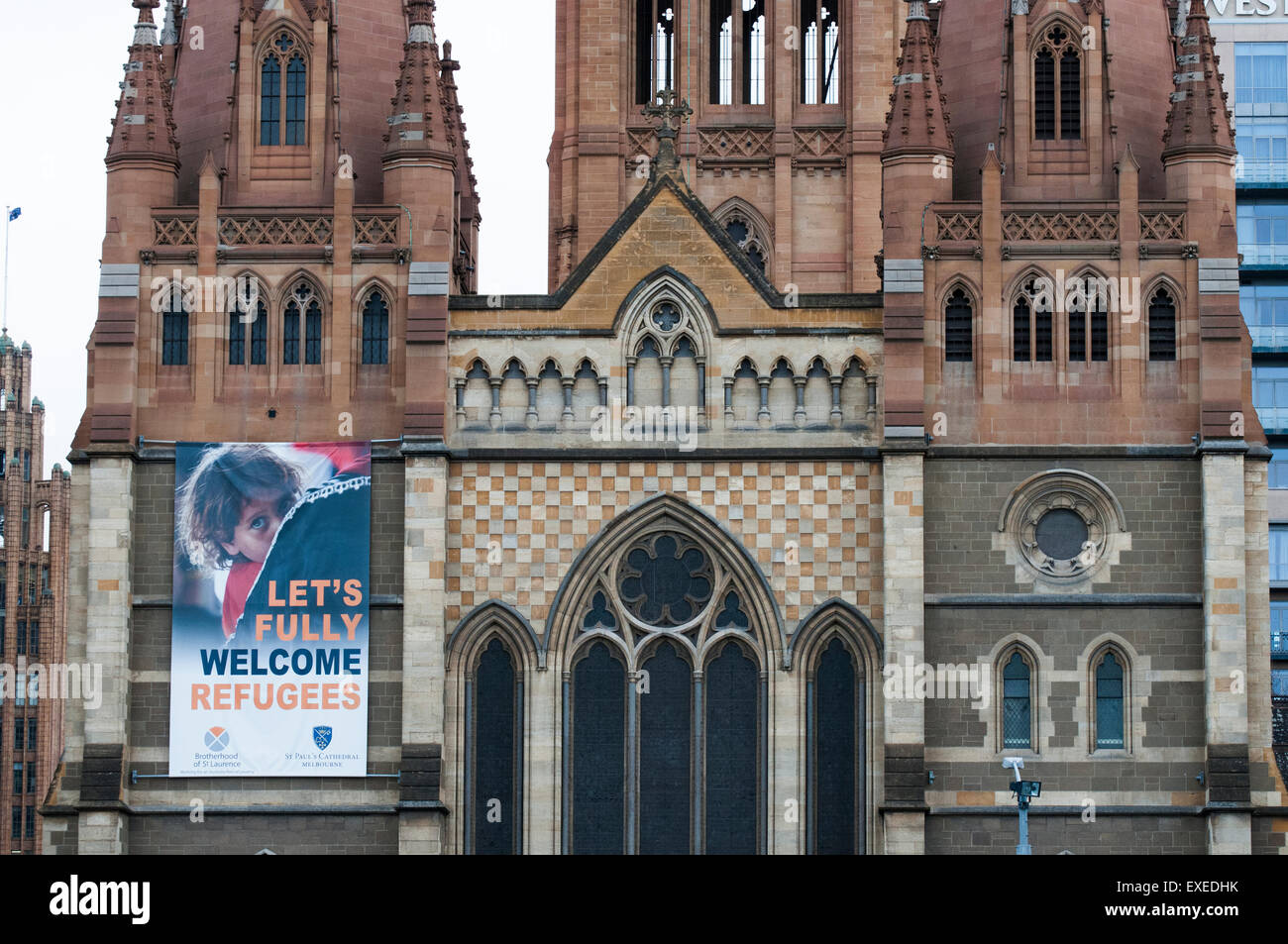 Bannière sur la Cathédrale St Paul, Melbourne, Australie protestations politiques intransigeants à l'égard des réfugiés Banque D'Images