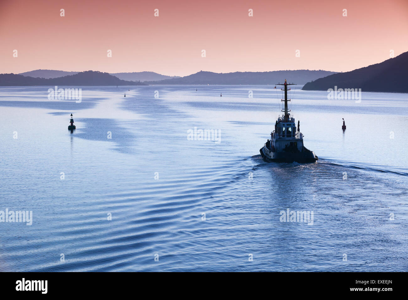 Tug boat en cours sur un fairway Banque D'Images