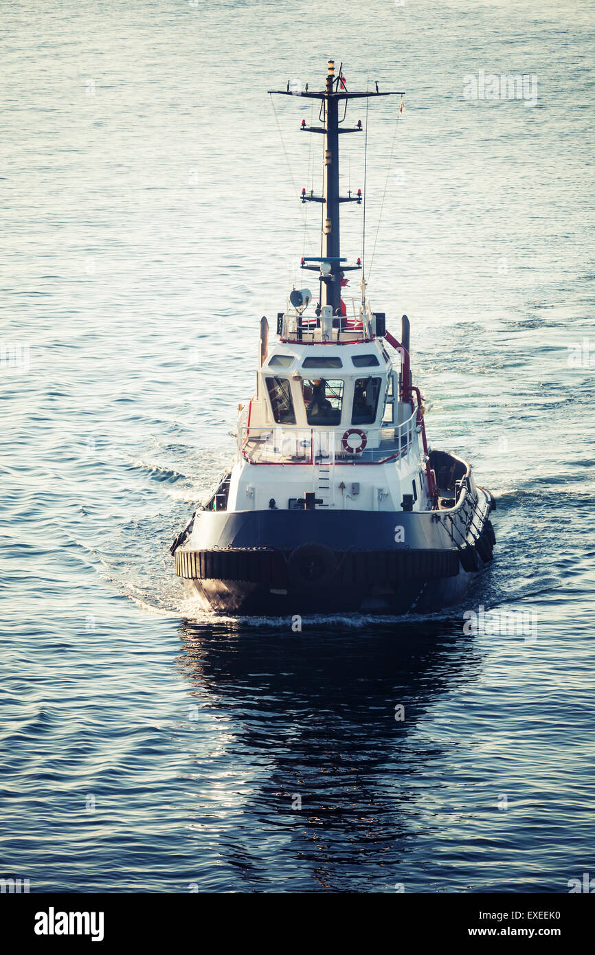 Tug boat en cours, vue avant, filtre de correction tonale, retro style Banque D'Images