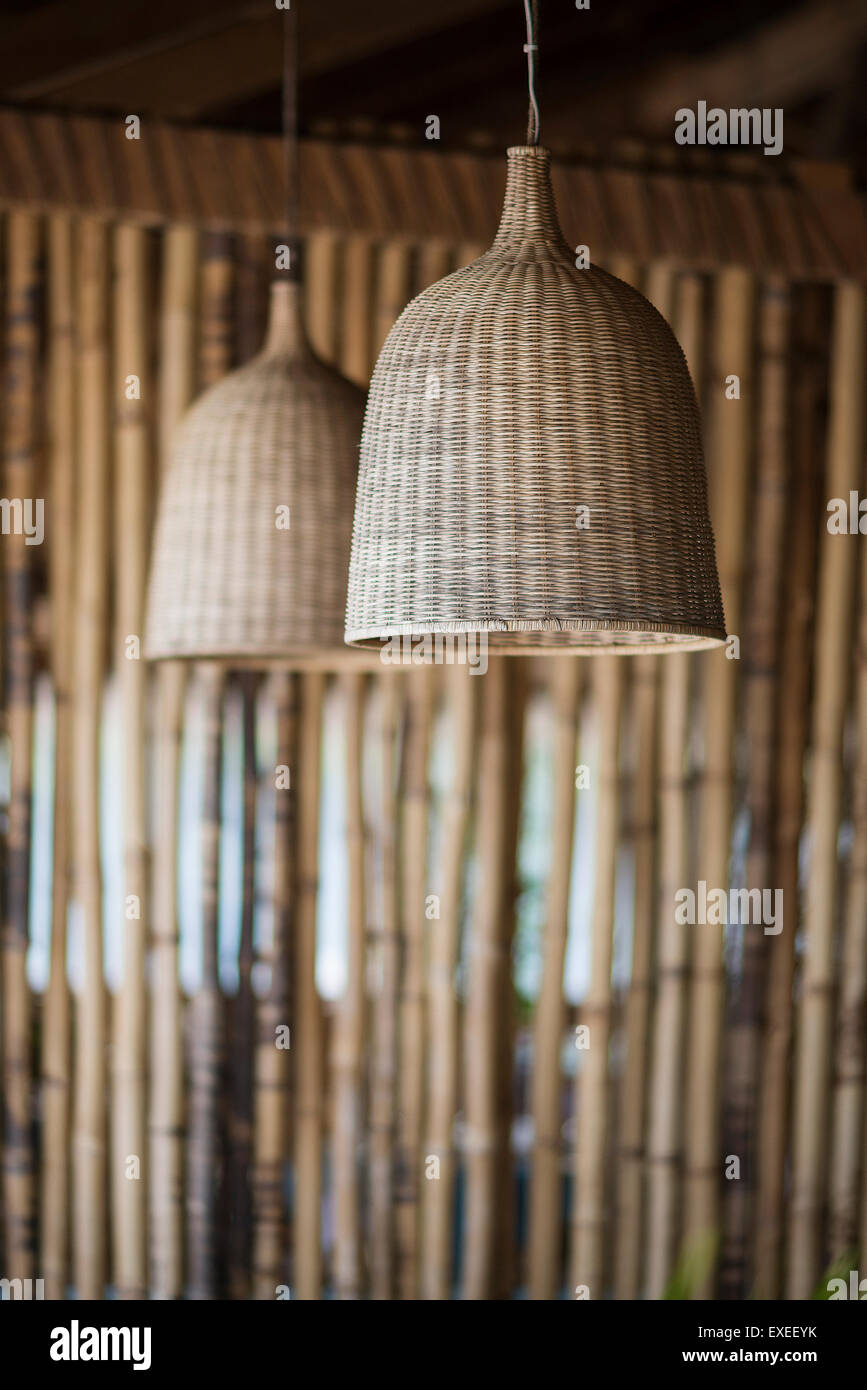 Chapeau de paille et de bambou design intérieur exotique tropical Banque D'Images