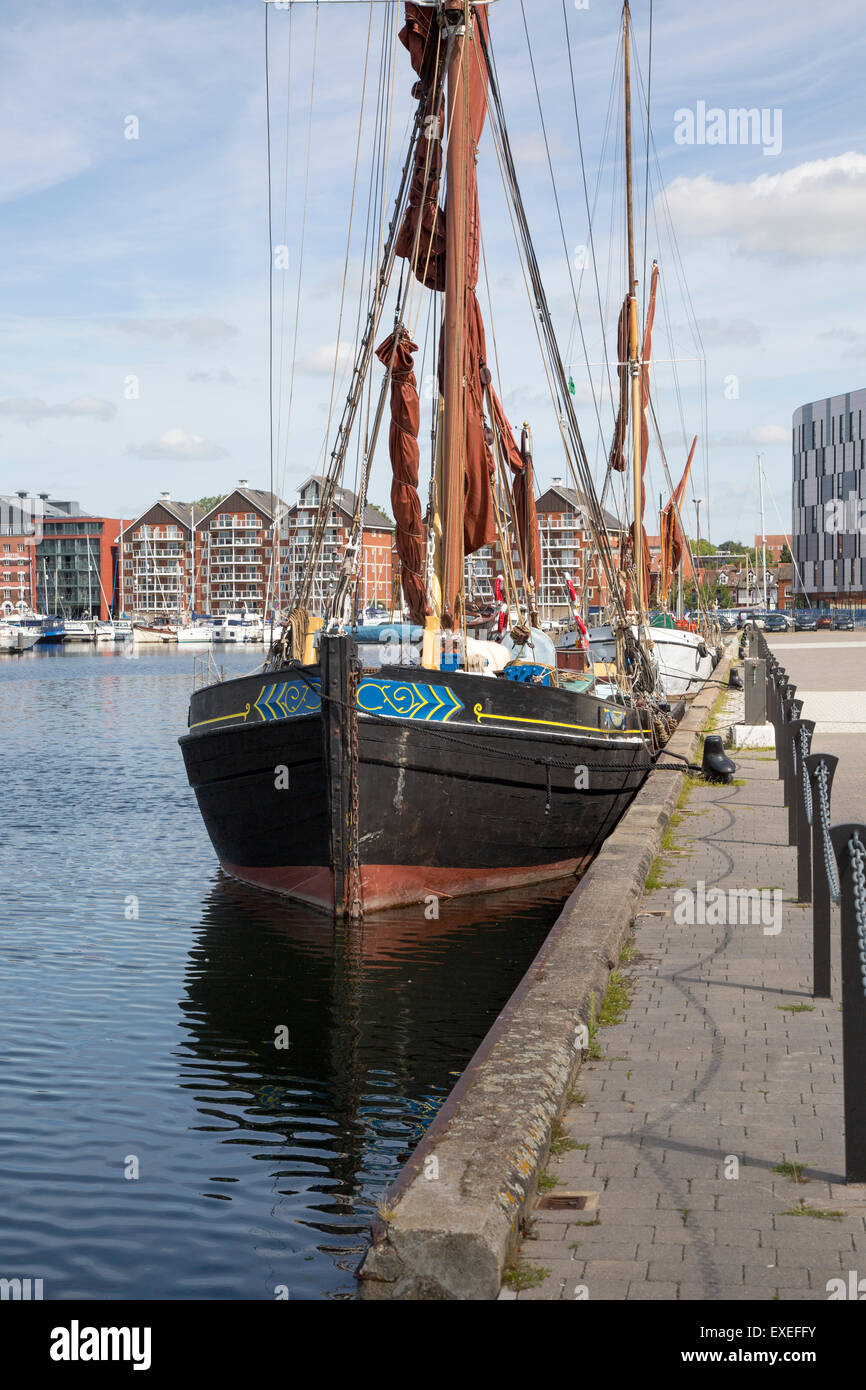 Barge à voile historique quai amarrage dans le bassin à flot, Ipswich, Suffolk, Angleterre Banque D'Images