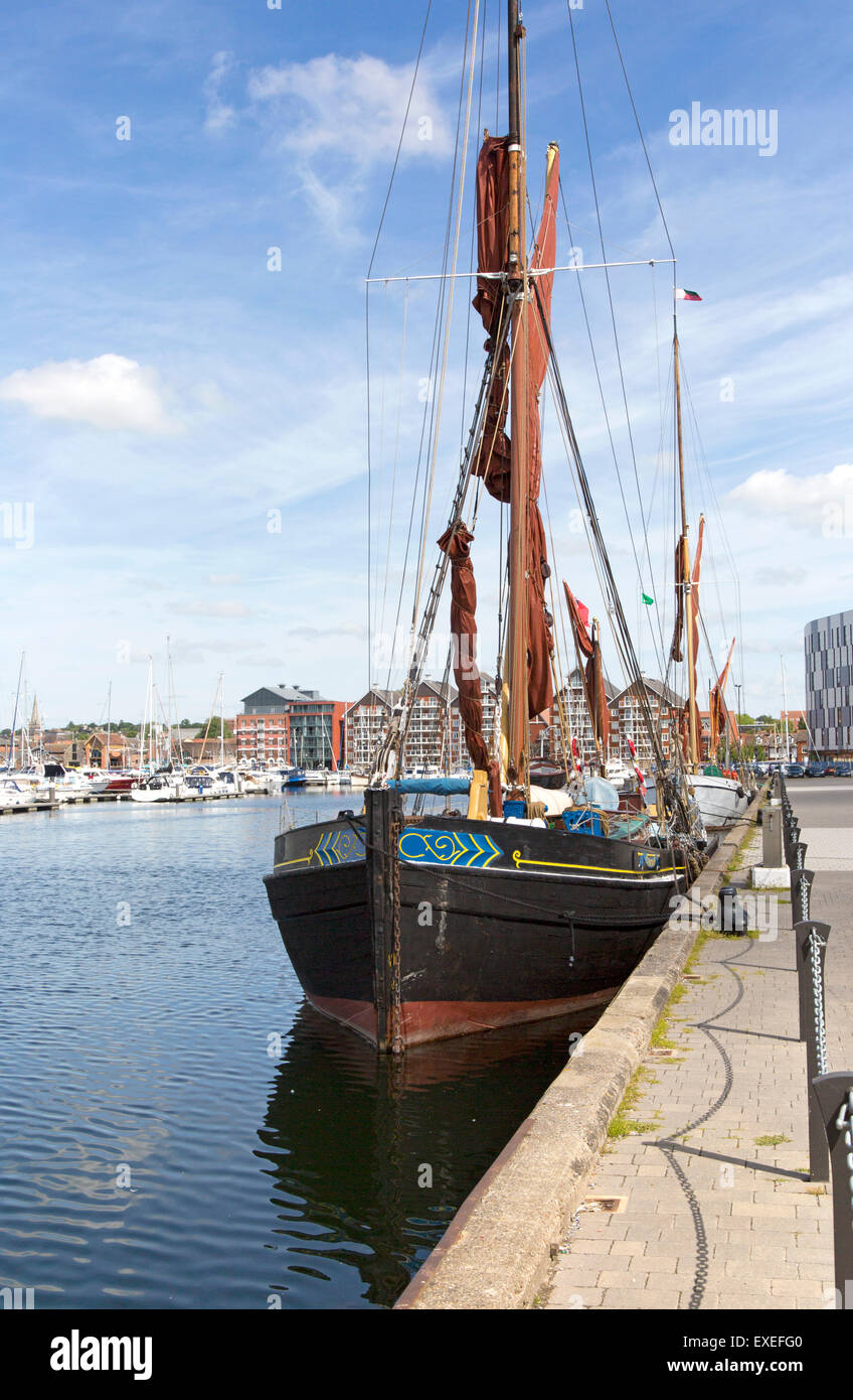 Barge à voile historique quai amarrage dans le bassin à flot, Ipswich, Suffolk, Angleterre Banque D'Images