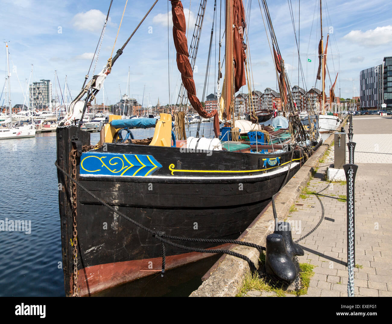 Barge à voile historique quai amarrage dans le bassin à flot, Ipswich, Suffolk, Angleterre Banque D'Images