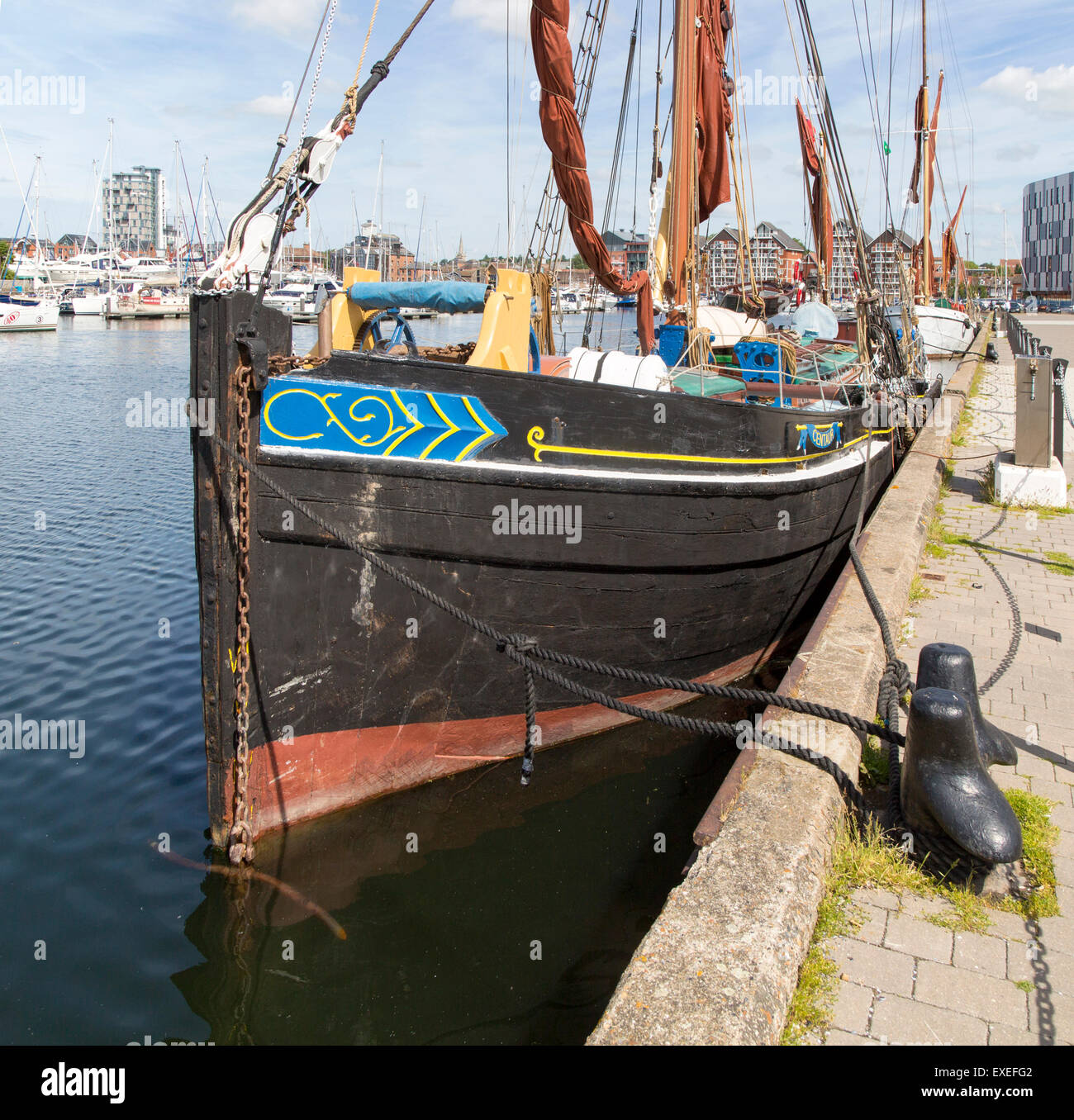 Barge à voile historique quai amarrage dans le bassin à flot, Ipswich, Suffolk, Angleterre Banque D'Images