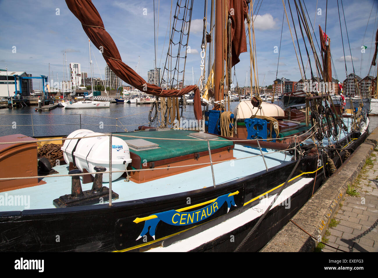 Barge à voile historique quai amarrage dans le bassin à flot, Ipswich, Suffolk, Angleterre Banque D'Images