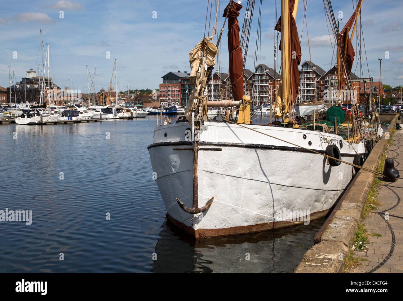 Barge à voile historique quai amarrage dans le bassin à flot, Ipswich, Suffolk, Angleterre Banque D'Images
