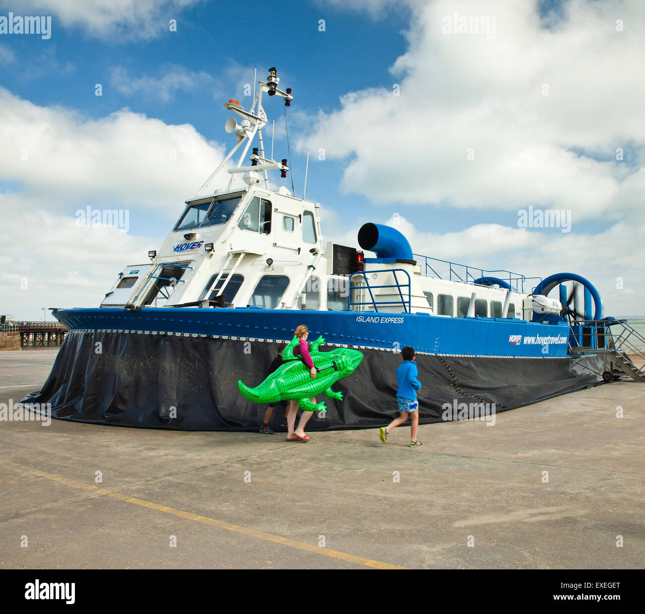 L'embarquement de la famille l'île de Wight à l'aéroglisseur de Ryde. Banque D'Images