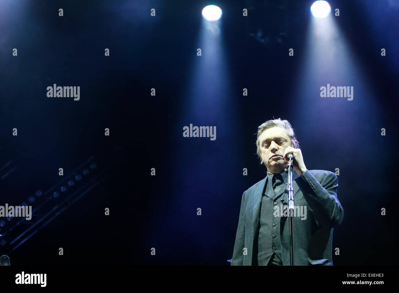 Singer Blixa Bargeld de Einsturzende Neubauten groupe de musique allemand fonctionne à l'air libre music festival Pohoda à Trencin, Slovaquie le 10 juillet 2015. (CTK Photo/Peter Jakab) Banque D'Images