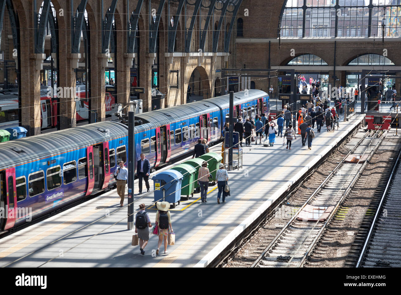 Les gens de quitter le train à la gare de King's Cross - Londres, Angleterre Banque D'Images
