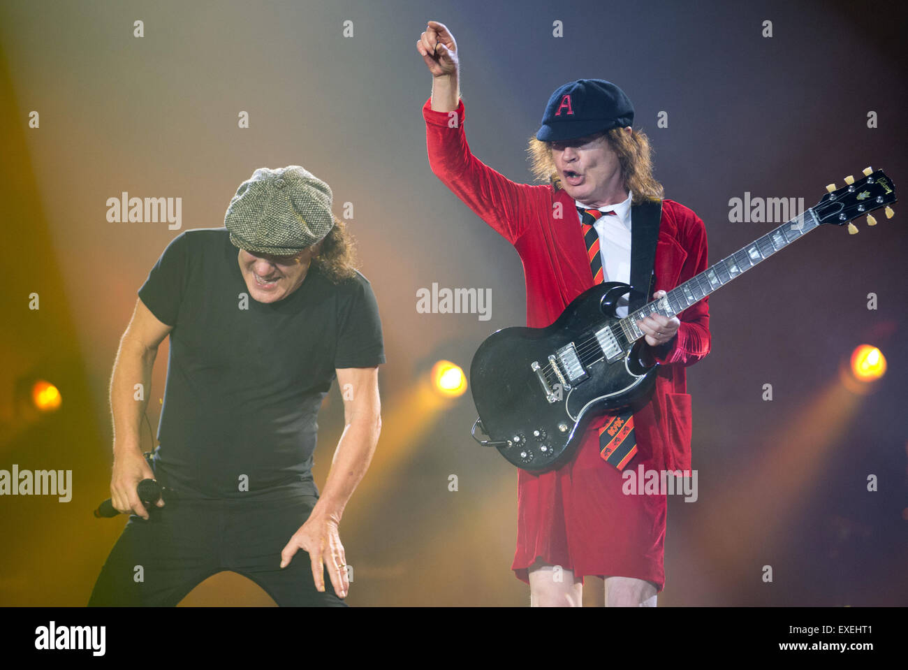 Brian Johnson (l), chanteuse et guitariste Angus Young, de l'Australian rock AC/DC jouer avec leur groupe dans la Veltins Arena, Gelsenkirchen, Allemagne, 12 juillet 2015. Photo : Friso Gentsch/dpa Banque D'Images