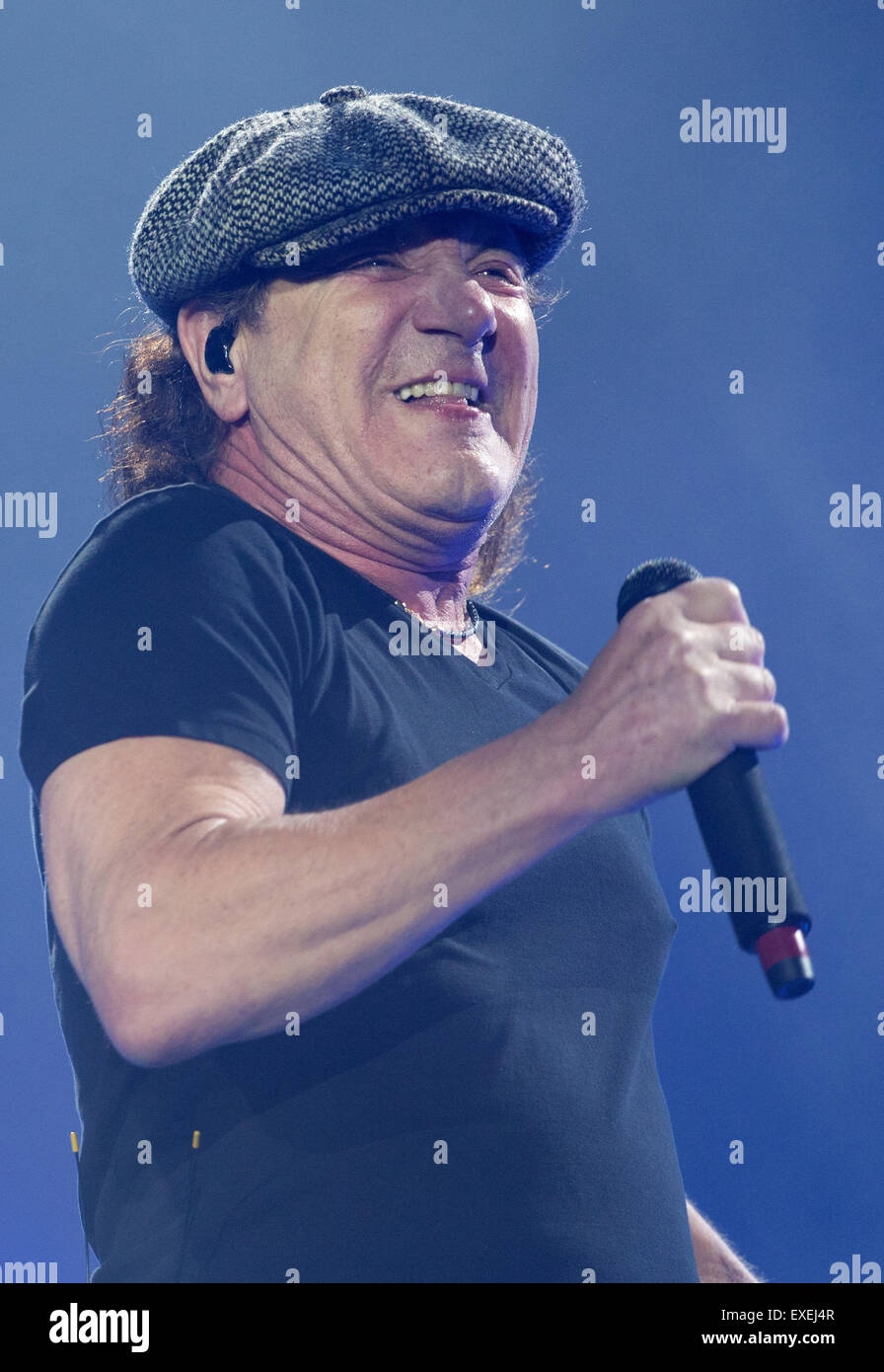 Brian Johnston chanteur du groupe de rock australien AC/DC jouer avec son groupe dans la Veltins Arena, Gelsenkirchen, Allemagne, 12 juillet 2015. Photo : Friso Gentsch/dpa Banque D'Images