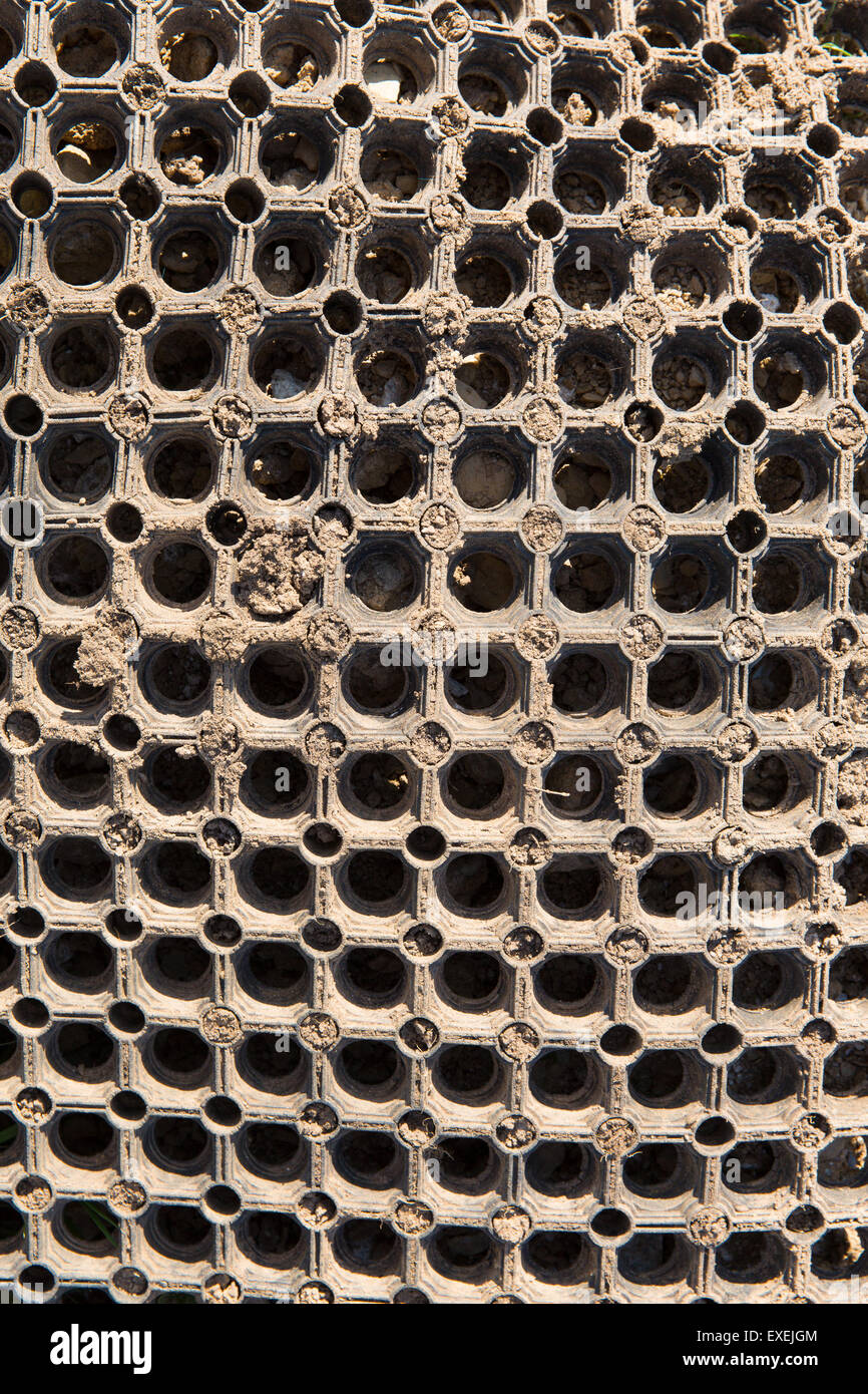 De nombreux trous ou cercles sur une texture ou d'arrière-plan avec des grains de sable Banque D'Images