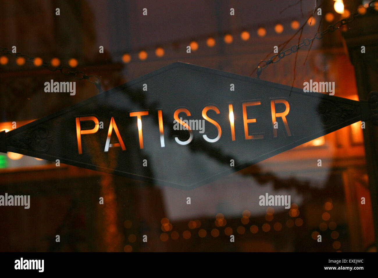 Une pâtisserie Pastry Shop affiches de fenêtre à la place de théâtre, Lille, France. Banque D'Images