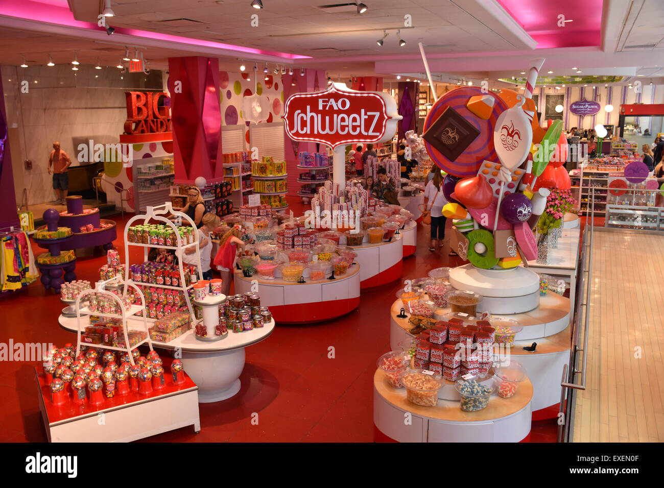 New York, USA. 09 juillet 2015. Les sucreries sont exposés au magasin de  jouets FAO Schwarz de New York, USA, 9 juillet 2015. Les membres plus vieux  jouet, fondée en 1862, ferme