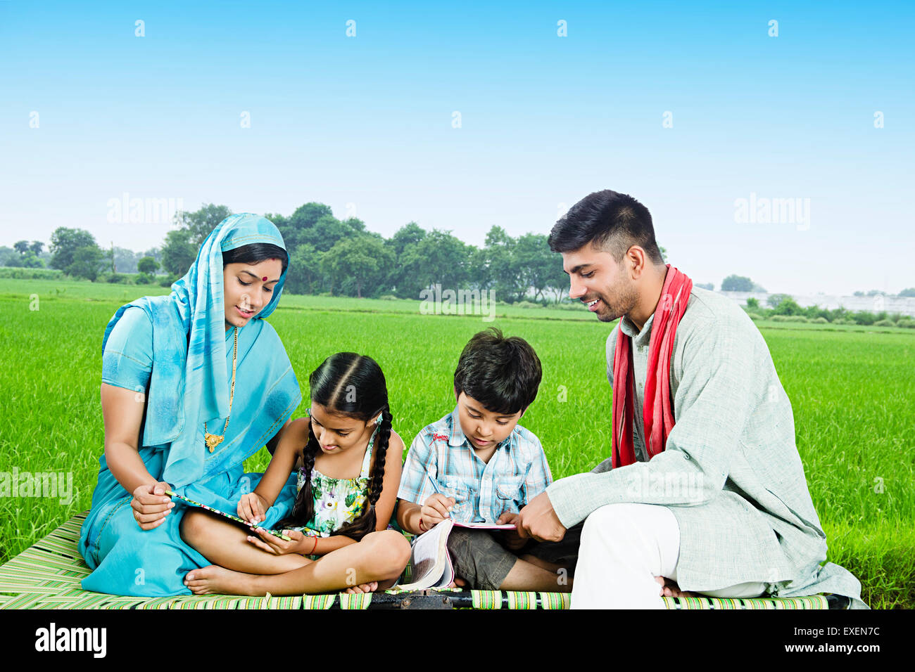 Les parents de l'enseignement agricoles rurales indiennes kids Banque D'Images