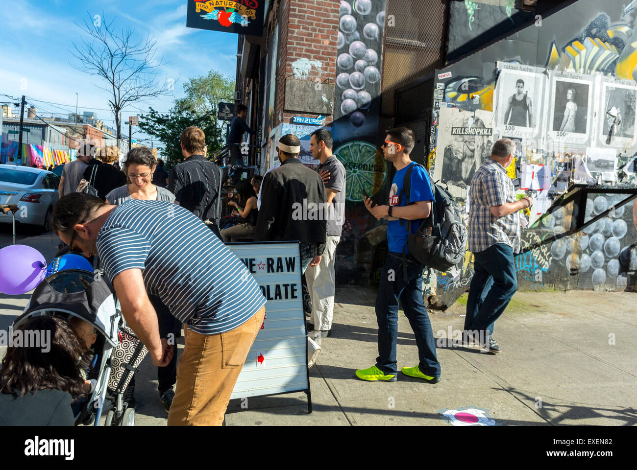 New York City, NY, États-Unis, foule, jeunes visitant Bushwick section of Brooklyn Weekend Flea Market quartier de New York, ambiance Wall posters, Brooklyn Streets Summer nyc Banque D'Images