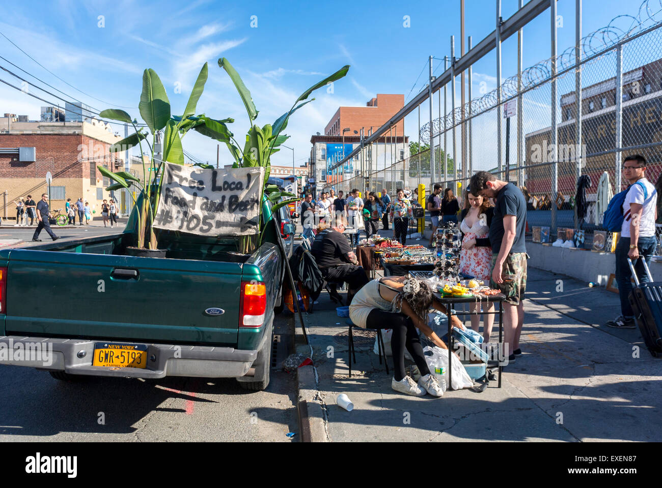 New York City, NY, États-Unis, jeunes visitant Bushwick section du marché aux puces du week-end de Brooklyn, gentrification des quartiers de la ville aux États-Unis, ambiance New York Brooklyn Streets été New york Banque D'Images