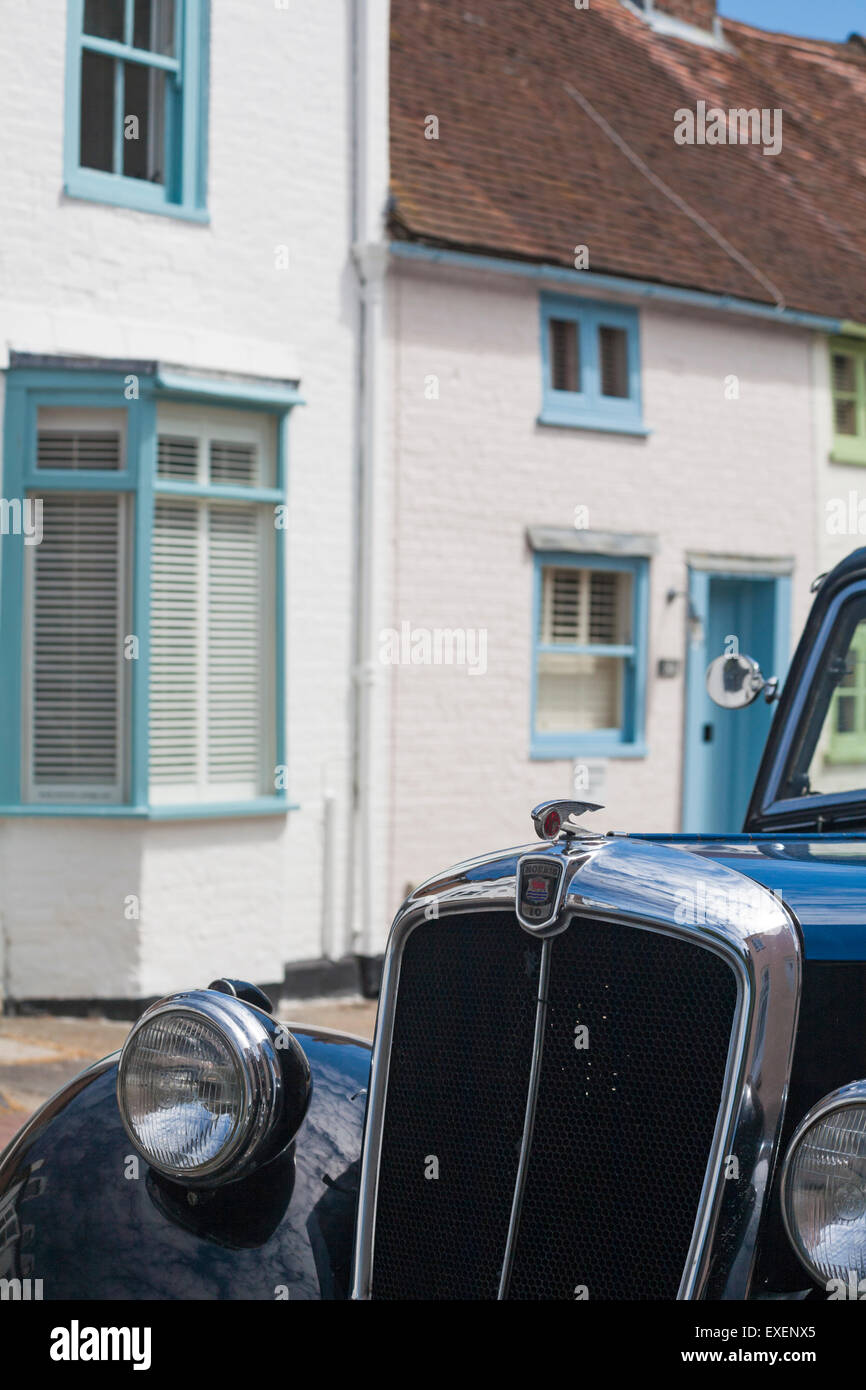 Morris 10 voiture garée dans la rue du Sud avec des chalets derrière à Emsworth, Hampshire, Royaume-Uni en juillet Banque D'Images