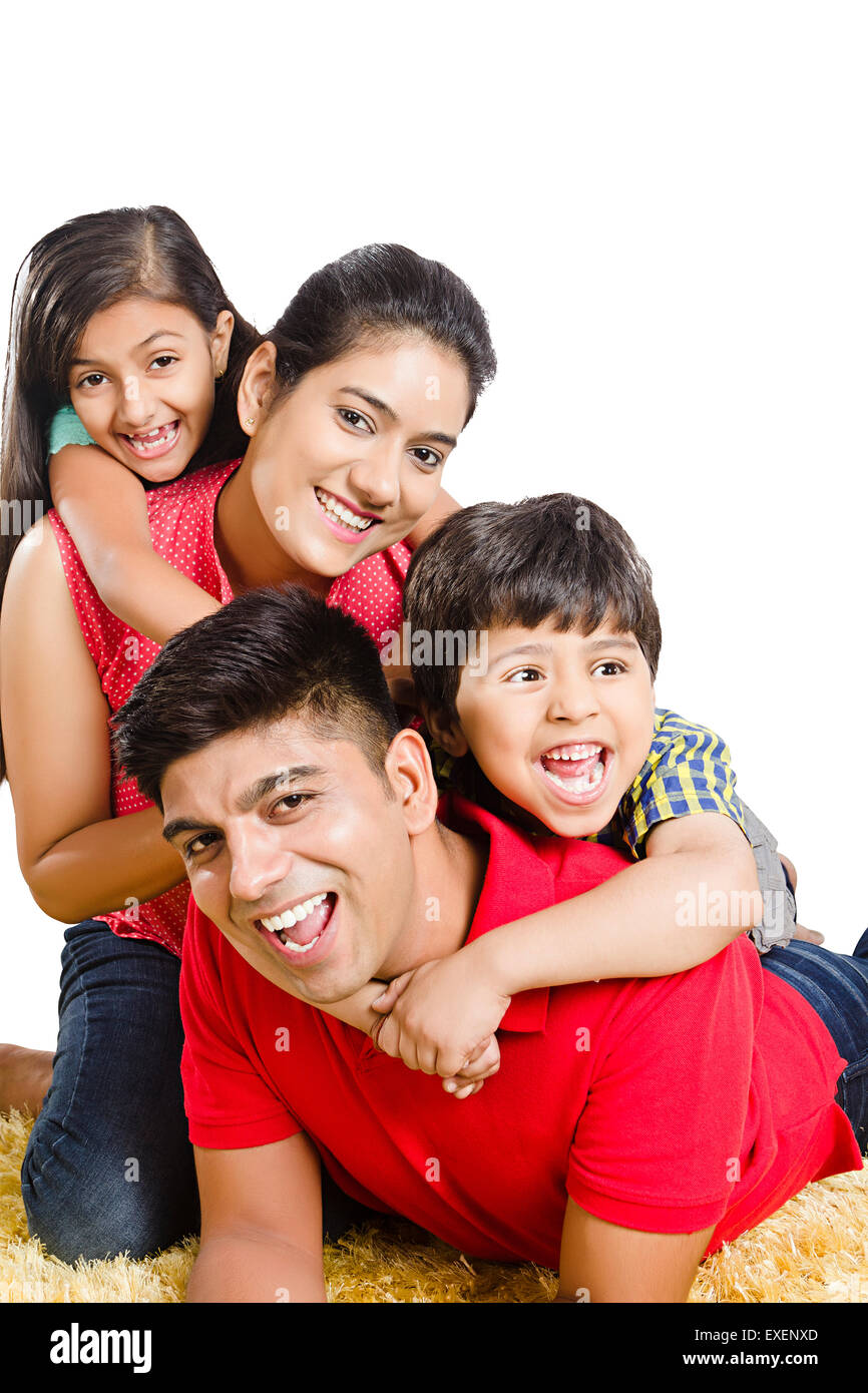 Les parents indiens avec les enfants couchés fun Banque D'Images