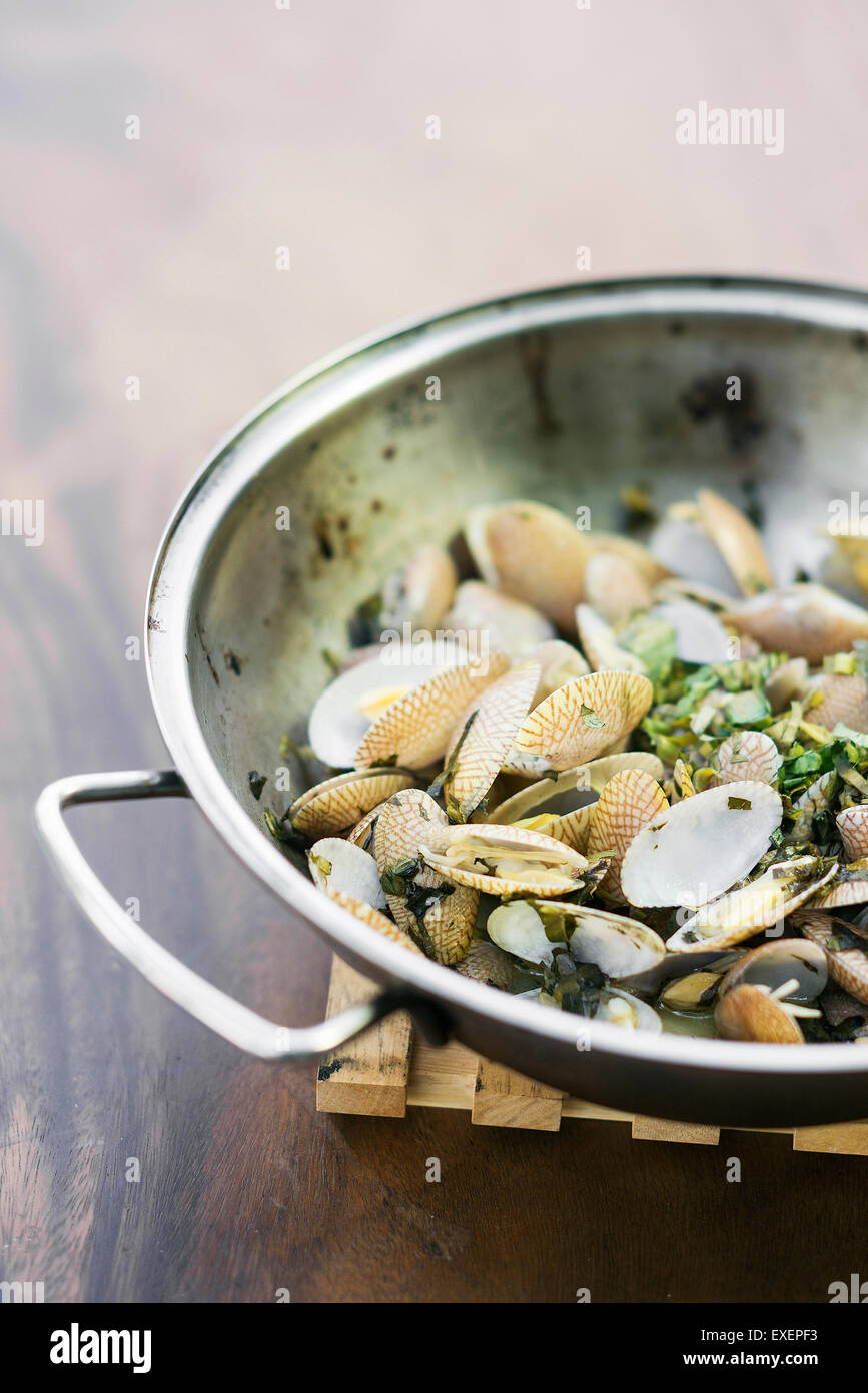 Moules vapeur Bulhao Pato style avec l'ail et aux fines herbes, en portugais cataplana Banque D'Images