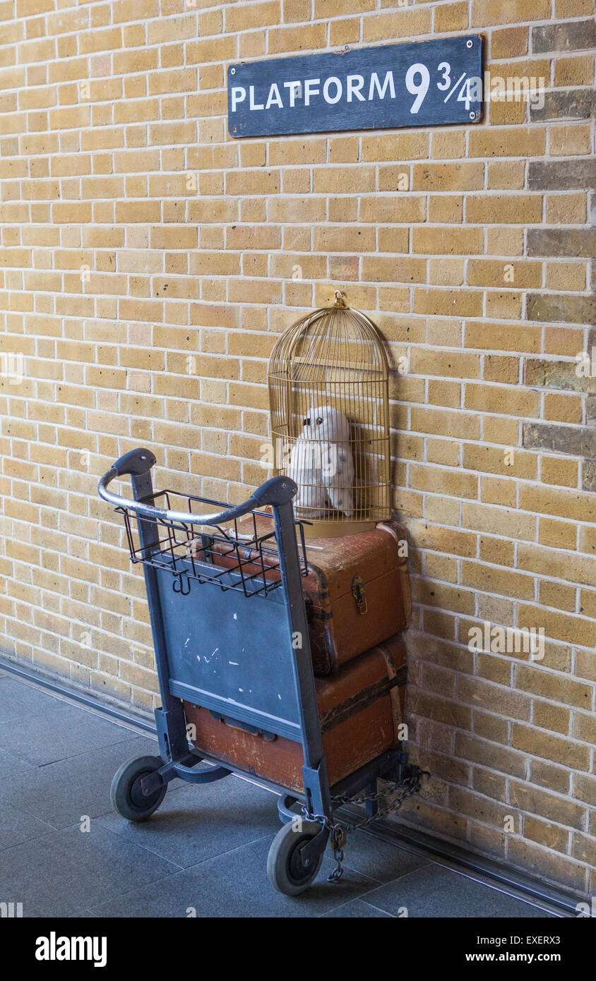 Londres, Royaume-Uni - 10 juillet 2015 : la plate-forme 9 3/4 à la gare de King's Cross rendu célèbre dans les films de Harry Potter, à Londres le 10 Banque D'Images