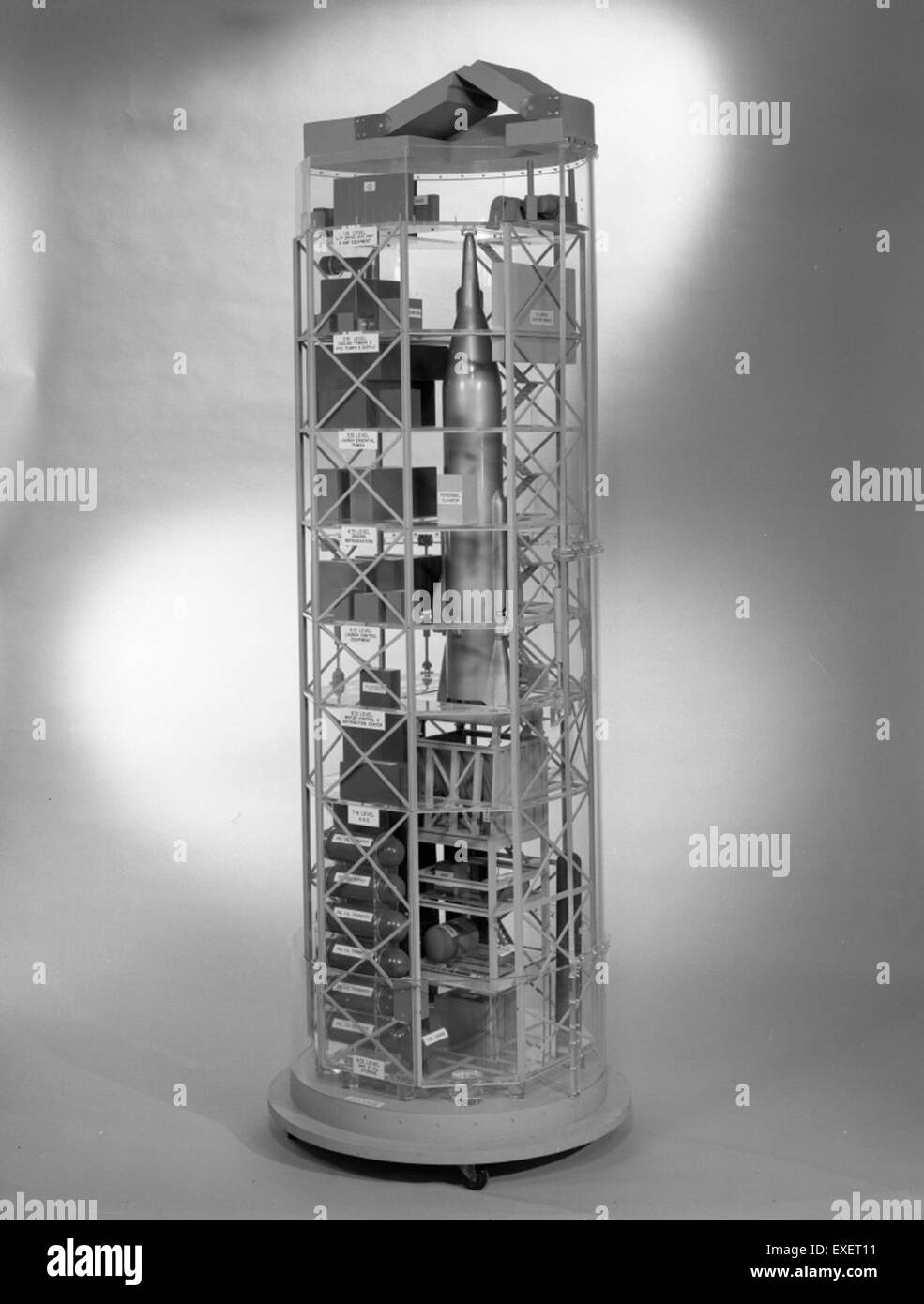 Ce modèle à l'échelle de 1/20 d'un silo souterrain de lanceur de missiles, créé le 19 juin 1959, fournit une représentation détaillée de la technologie de défense de l'époque de la Guerre froide. Le modèle souligne l'importance stratégique des silos de missiles pendant la course aux armements nucléaires. Banque D'Images
