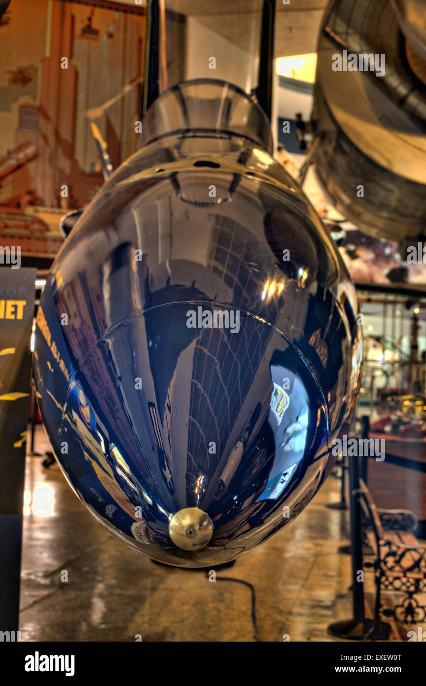 Le F/A-18 Hornet, un avion polyvalent et polyvalent conçu par McDonnell Douglas, est utilisé par la marine américaine pour une gamme de missions, y compris le combat, la reconnaissance et la supériorité aérienne. La variante F/A-18A a été le premier modèle de production du Hornet et reste un élément clé de l'aviation navale. Des artefacts liés au Hornet sont exposés au San Diego Air and Space Museum. Banque D'Images