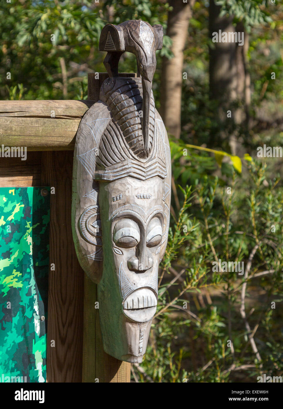 Masques africains sculptures totem en bois Banque D'Images