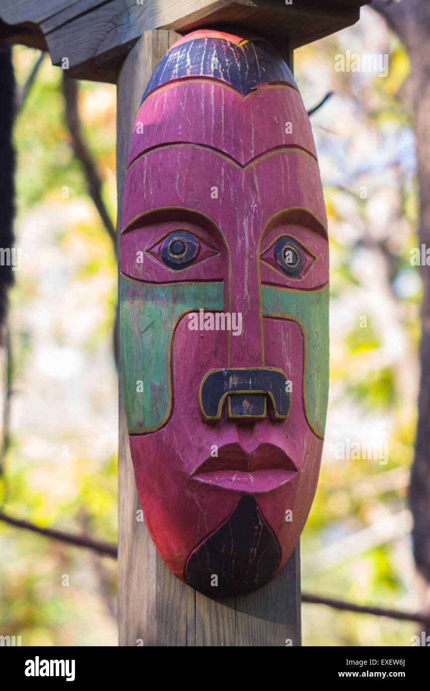 Masques africains sculptures totem en bois Banque D'Images