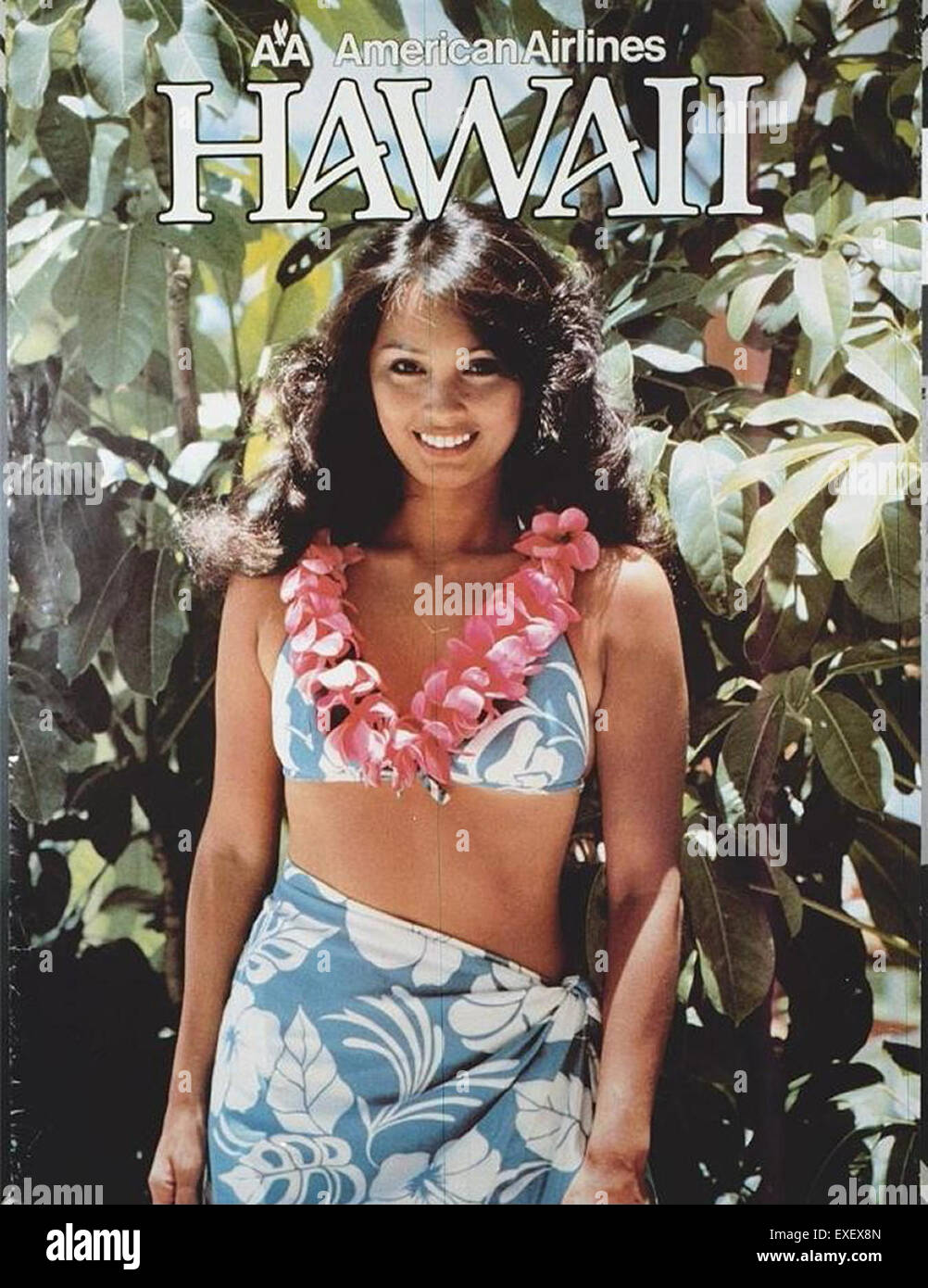 Cette affiche promotionnelle d'American Airlines Hawaii du milieu du XXe siècle présente les itinéraires de la compagnie aérienne vers Hawaii. American Airlines a été un acteur clé dans le développement du transport aérien transpacifique, offrant un service luxueux vers les îles Hawaï au cours des années 1950 et 1960 Banque D'Images Cette affiche promotionnelle d'American Airlines Hawaii du milieu du XXe siècle présente les itinéraires de la compagnie aérienne vers Hawaii. American Airlines a été un acteur clé dans le développement du transport aérien transpacifique, offrant un service luxueux vers les îles Hawaï au cours des années 1950 et 1960 Banque D'Images
