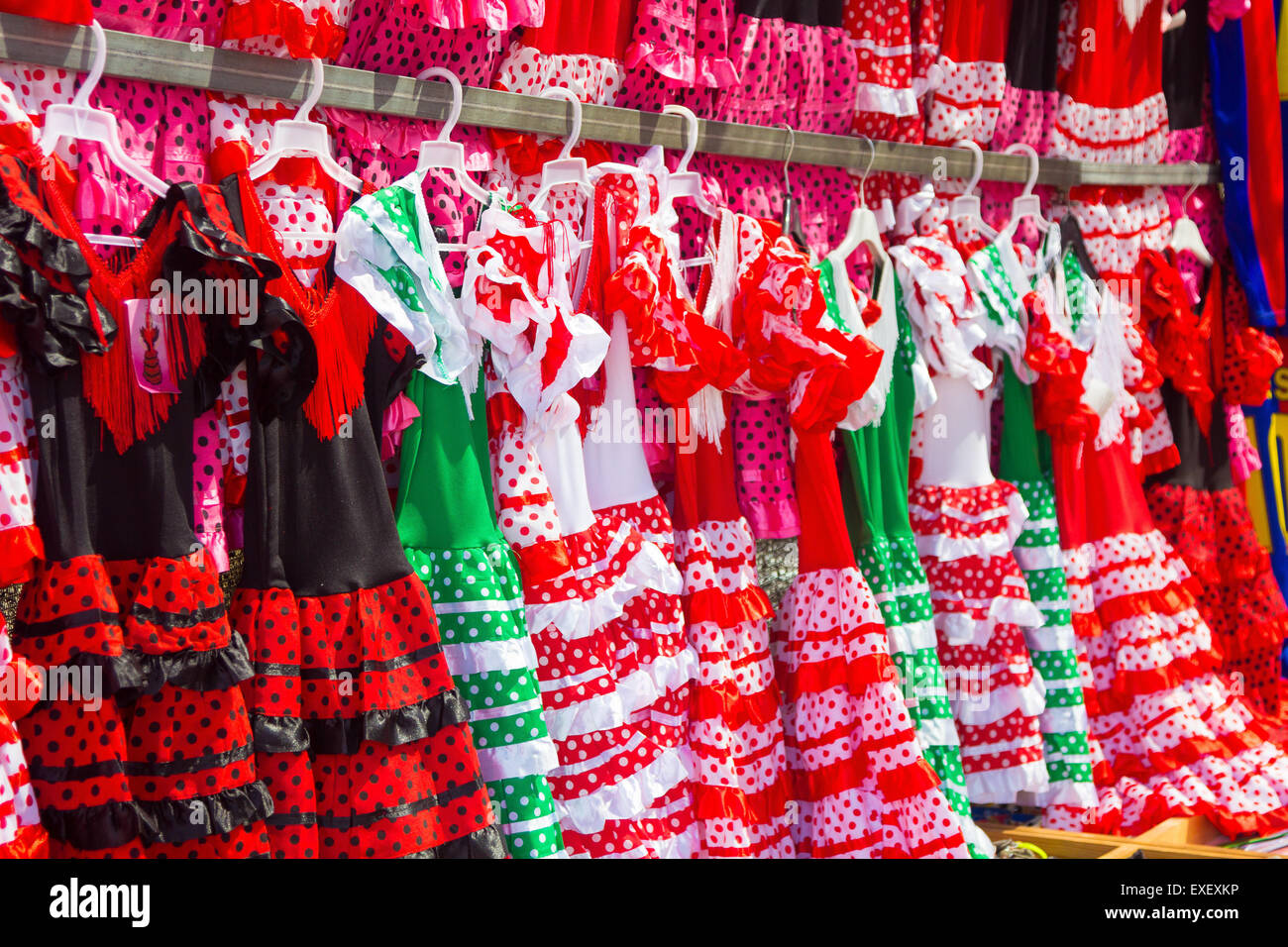 Robes de flamenco dans des couleurs vives pour les petites filles Banque D'Images