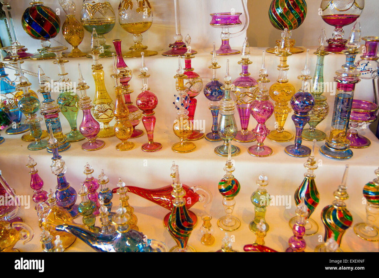 Ornements en verre et en céramique cuivre typiques arabes Banque D'Images