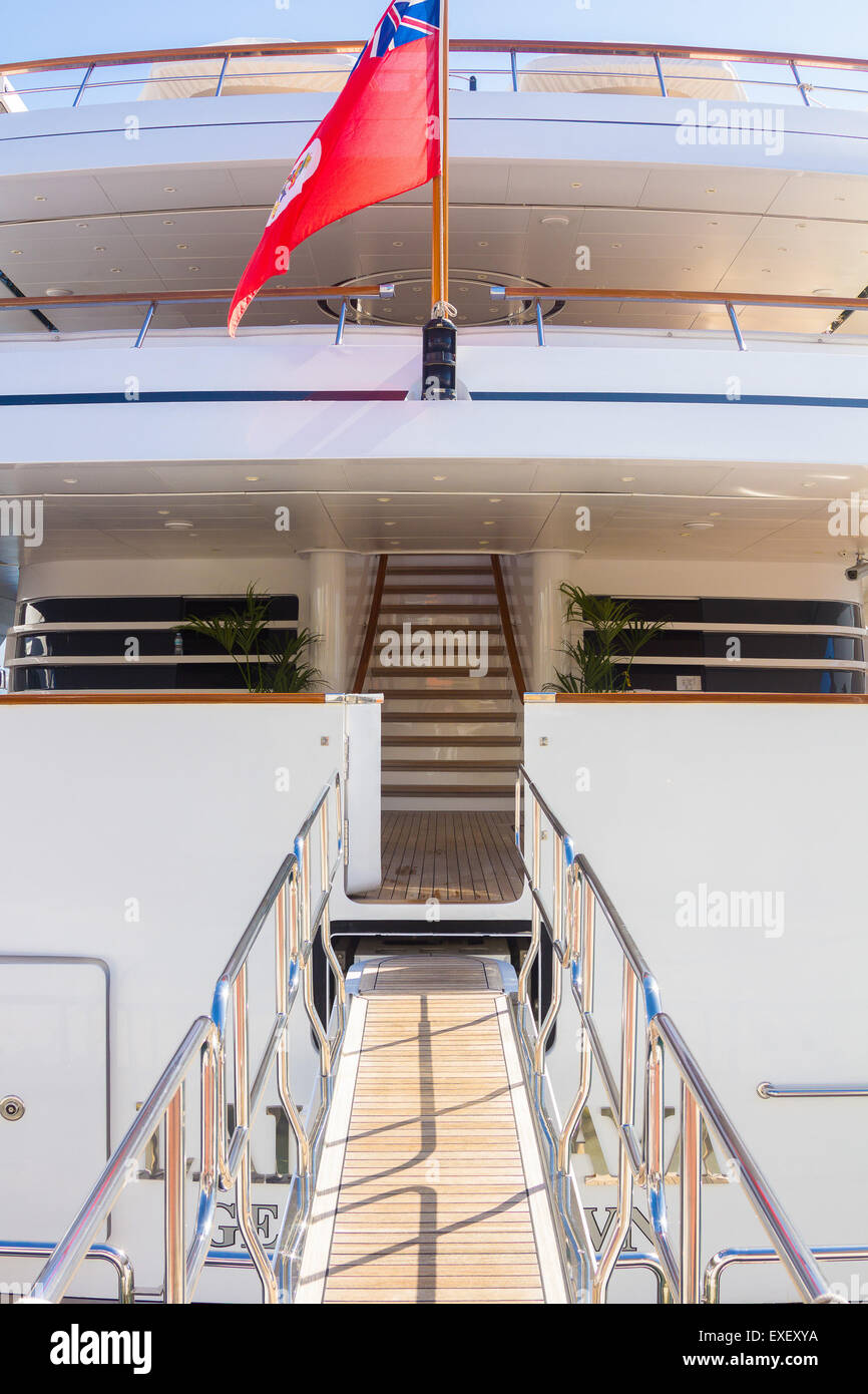 Rampe d'accès en bois d'un yacht moderne Banque D'Images