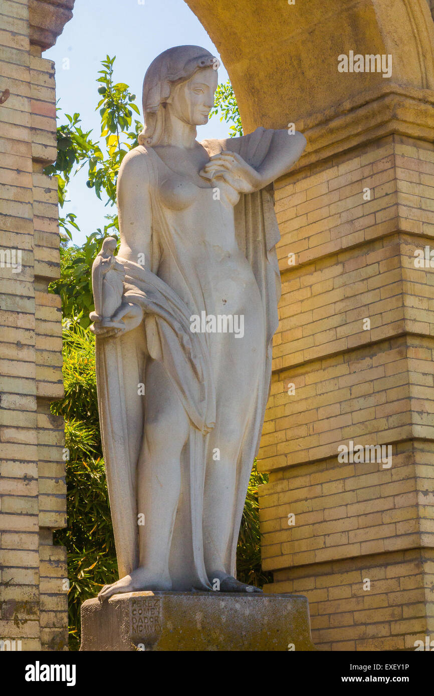 Sculpture en pierre blanche d'une femme avec une petite vierge dans la main Banque D'Images