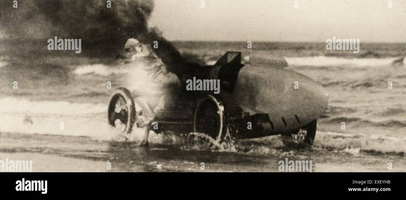 Cette œuvre d'art intitulée « Burning car Driven » représente de manière éclatante une voiture enflammée, symbolisant à la fois la destruction et la puissance des machines modernes. La pièce utilise une composition dynamique et des contrastes de couleurs vifs pour évoquer de fortes réponses émotionnelles concernant les questions contemporaines de technologie et d'environnement. Banque D'Images