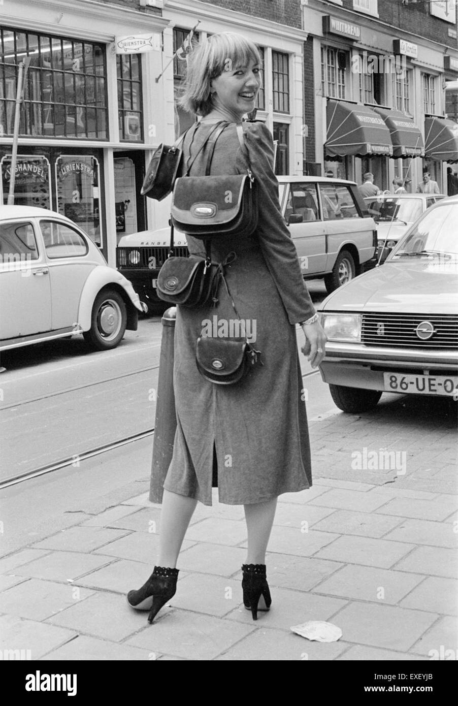 Cette image présente un modèle avec divers sacs, mettant en évidence la mode et le design. La combinaison d'accessoires et de vêtements met l'accent sur le style moderne et les tendances dans l'industrie de la mode. Banque D'Images